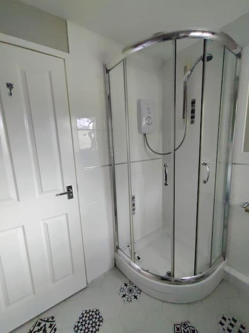 Вилла The Nook Located In A Beautiful Garden Setting With Parking Стратфорд-апон-Эйвон Экстерьер фото