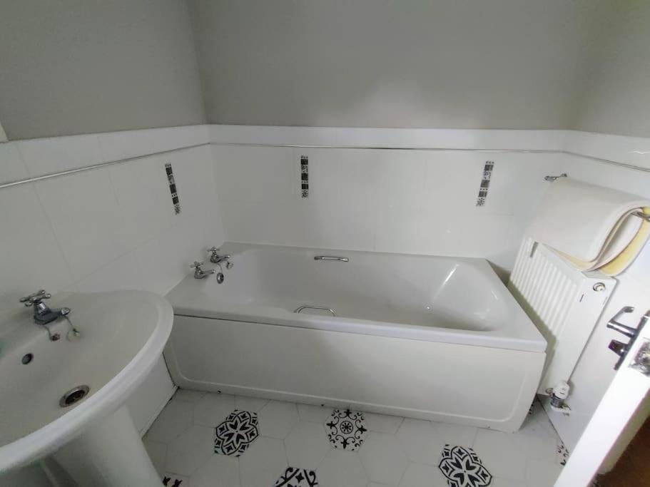 Вилла The Nook Located In A Beautiful Garden Setting With Parking Стратфорд-апон-Эйвон Экстерьер фото