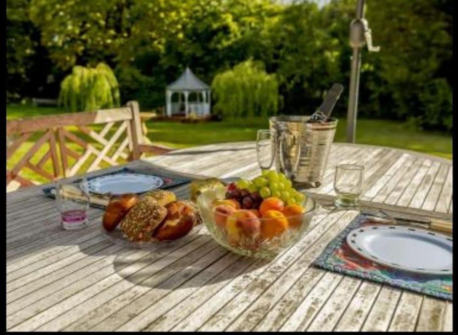 Вилла The Nook Located In A Beautiful Garden Setting With Parking Стратфорд-апон-Эйвон Экстерьер фото