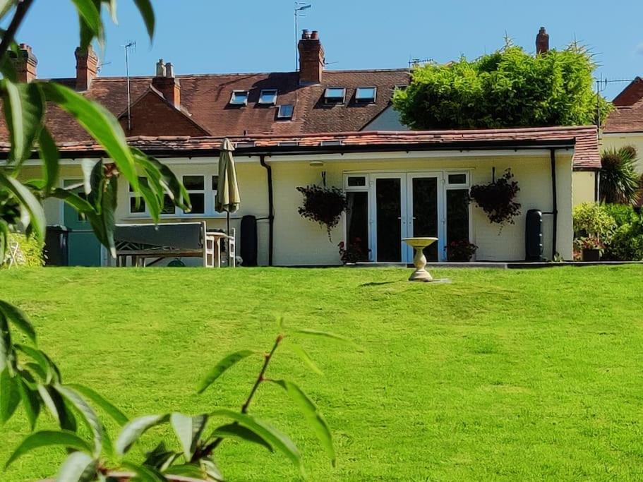 Вилла The Nook Located In A Beautiful Garden Setting With Parking Стратфорд-апон-Эйвон Экстерьер фото