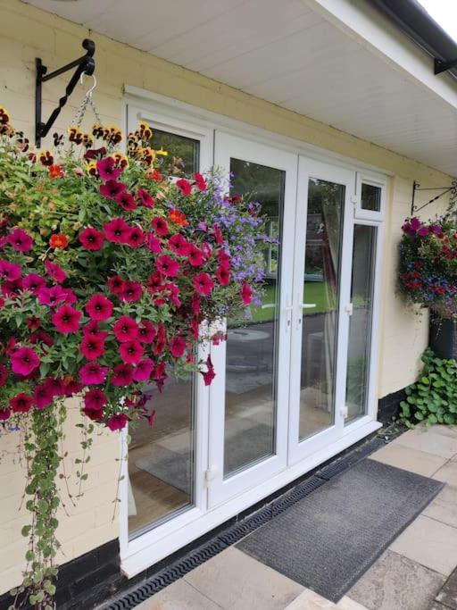 Вилла The Nook Located In A Beautiful Garden Setting With Parking Стратфорд-апон-Эйвон Экстерьер фото