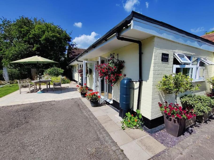 Вилла The Nook Located In A Beautiful Garden Setting With Parking Стратфорд-апон-Эйвон Экстерьер фото